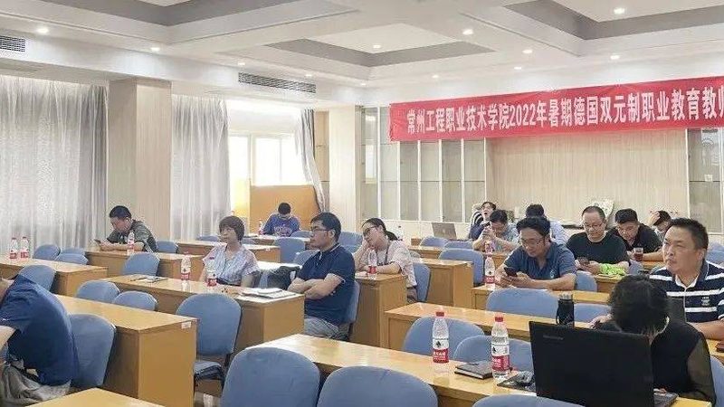 心理咨询师资格证考试分为笔试和面试两个部分。笔试科目包括：